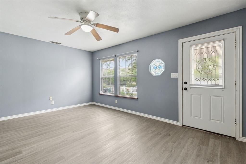 1424 Knight St - Photo 5 of 25