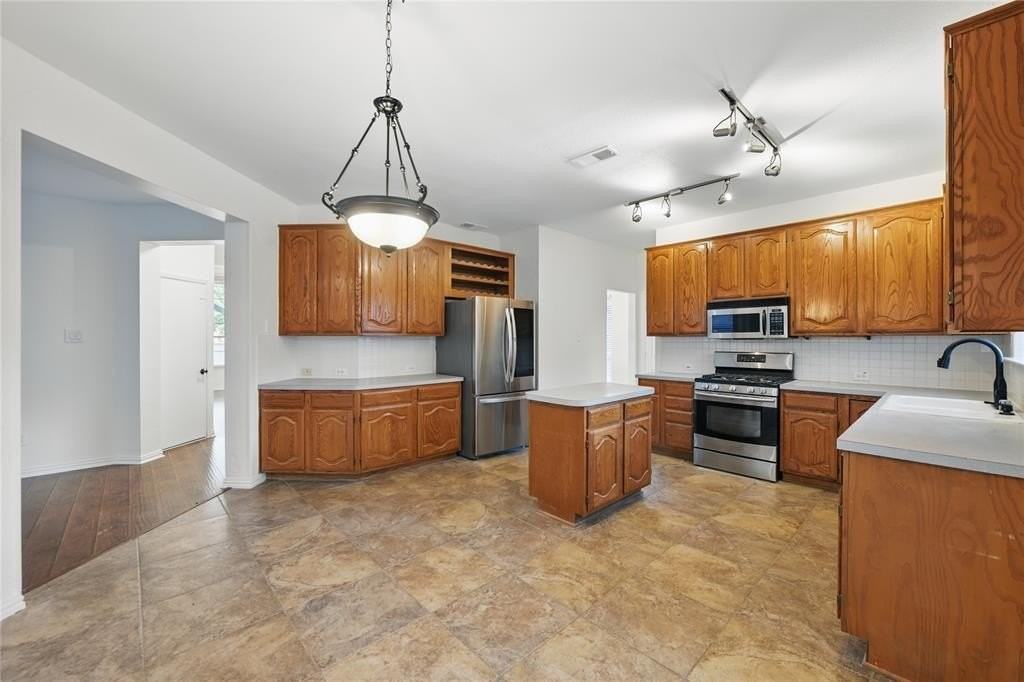 916 Sugarberry Ln - Photo 6 of 31