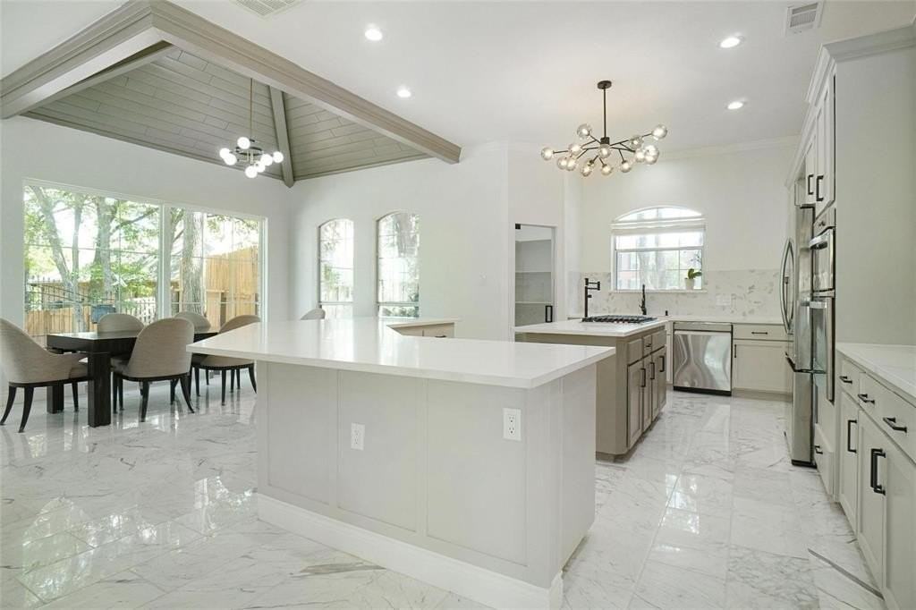 1002 Woodvale Ct - Photo 4 of 9