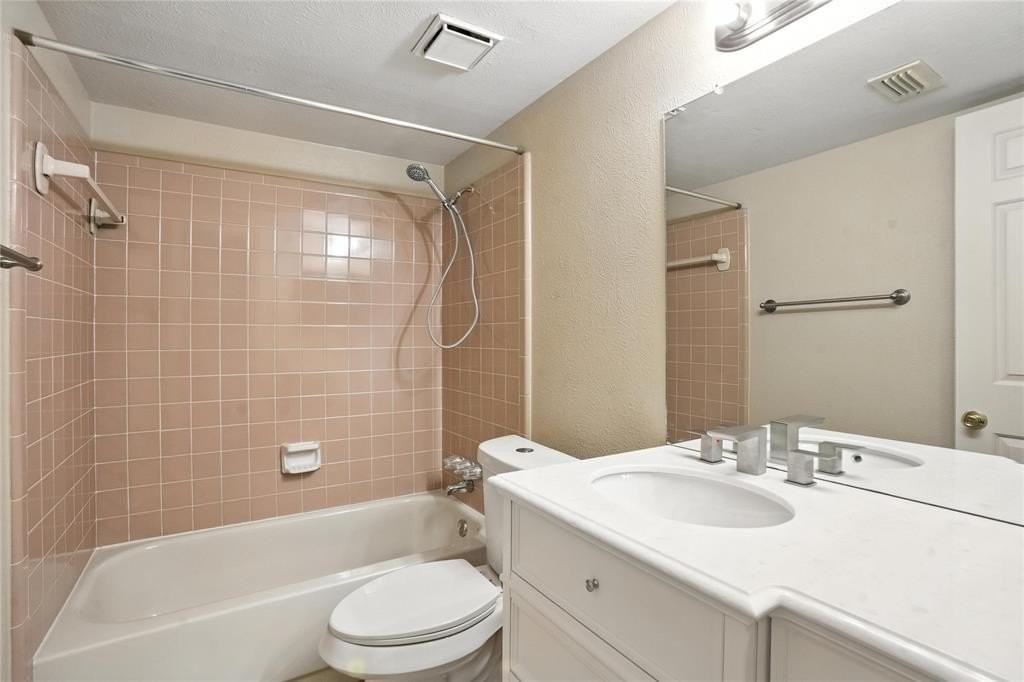 4405 Ballinger Dr - Photo 3 of 9