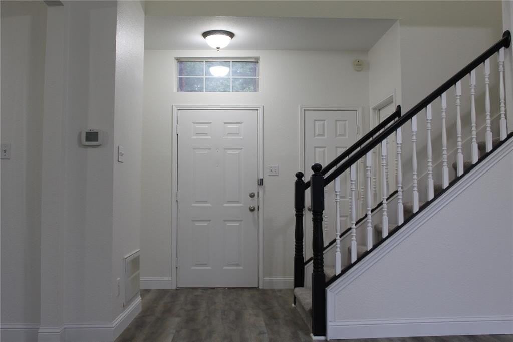 2243 Ellis Dr - Photo 3 of 37