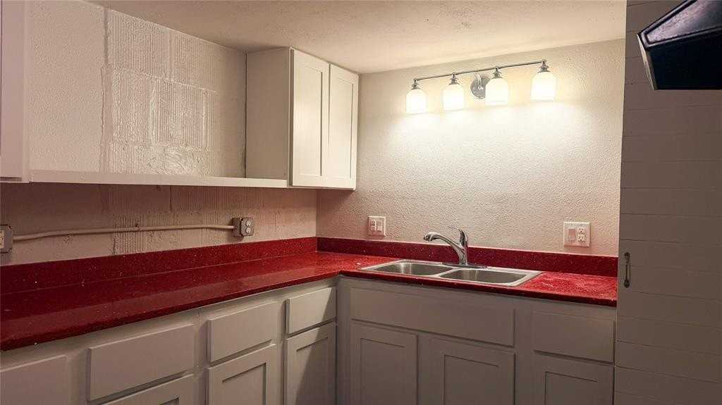 2501 S Harwood St #6 - Photo 4 of 5