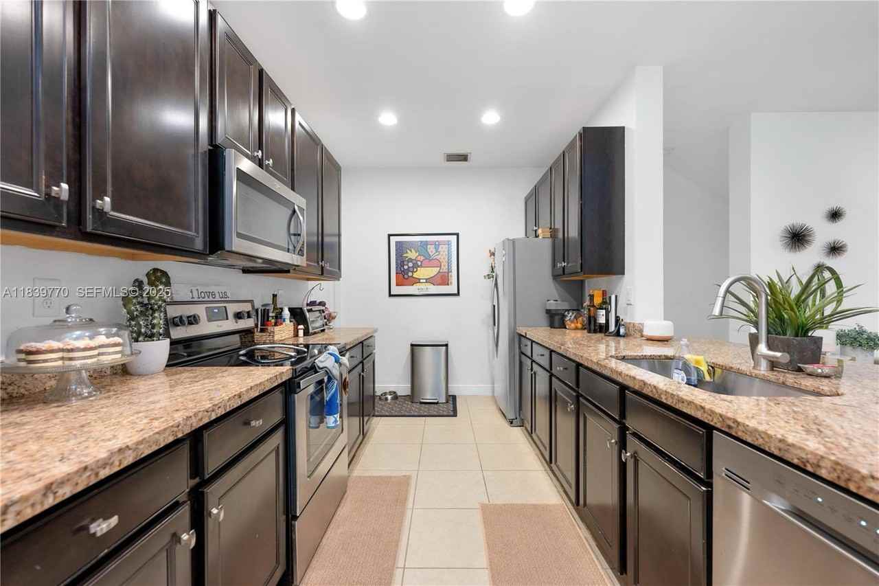 1030 Sw 147th Ave - Photo 4 of 8