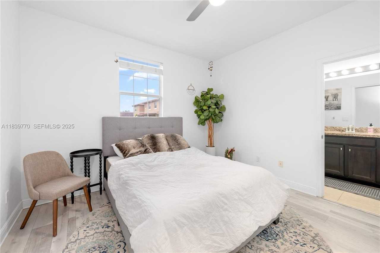1030 Sw 147th Ave - Photo 5 of 8