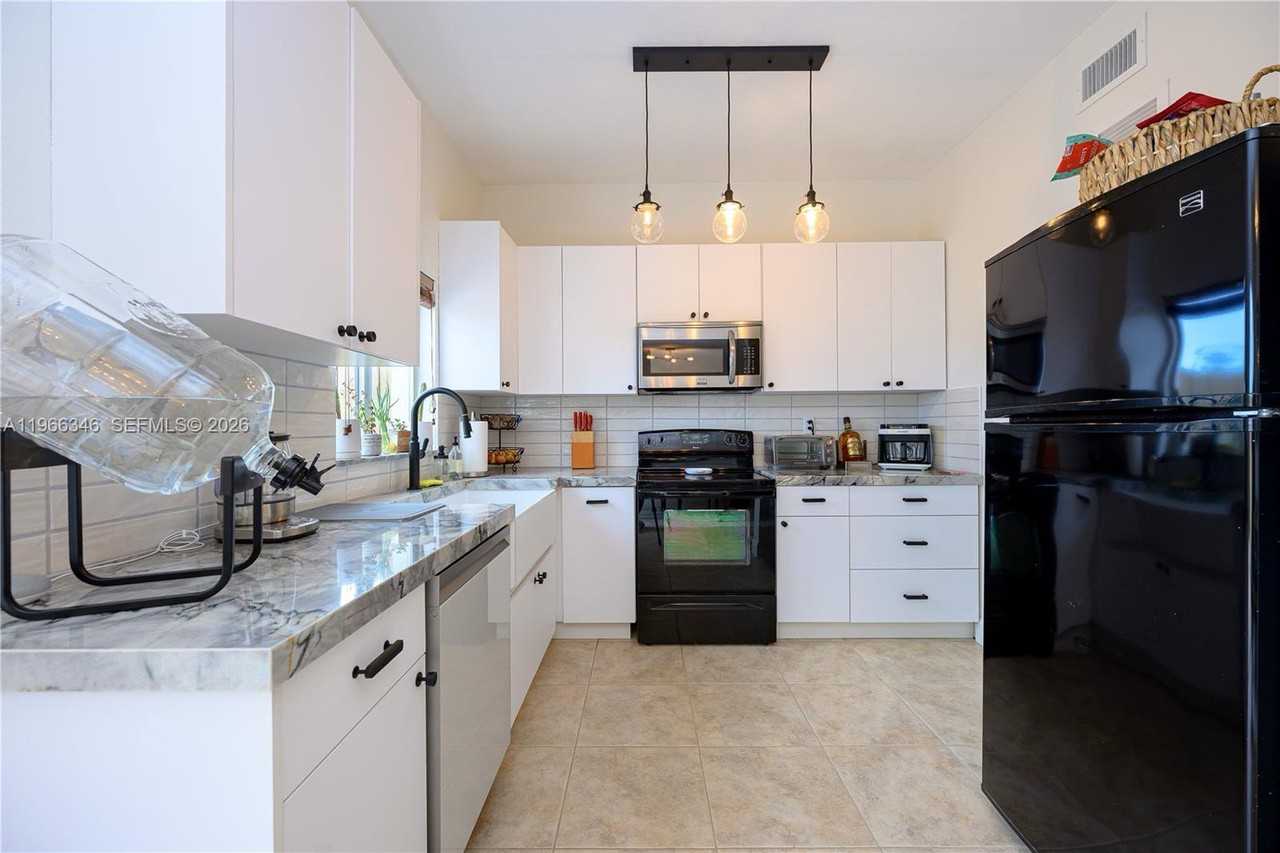 17815 Nw 74th Ct - Photo 4 of 8