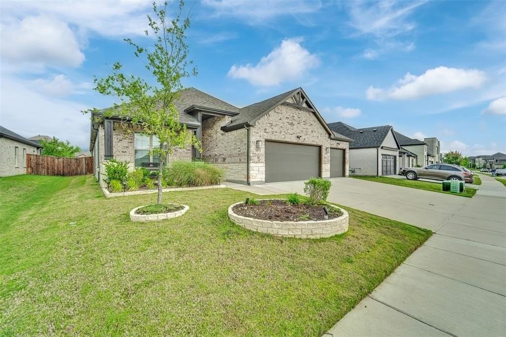 117 Community Dr - Photo 2 of 31