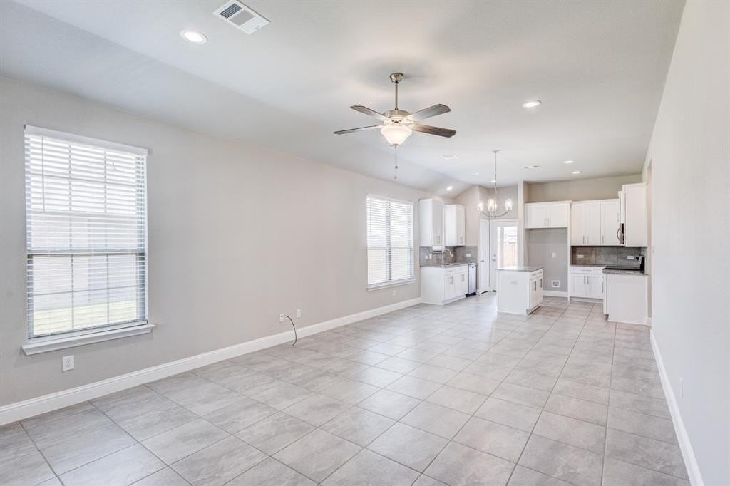 301 Pearl St - Photo 4 of 21