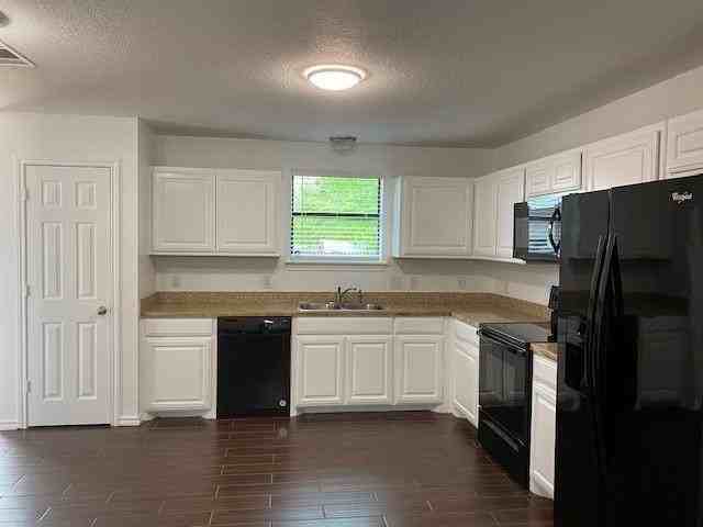 203 W Willow St - Photo 3 of 8