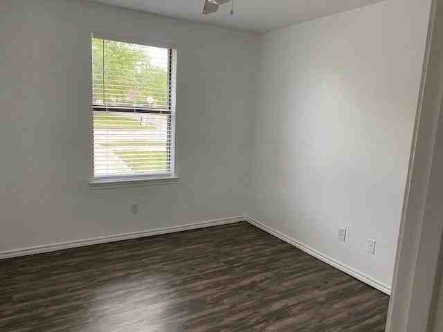 203 W Willow St - Photo 5 of 8