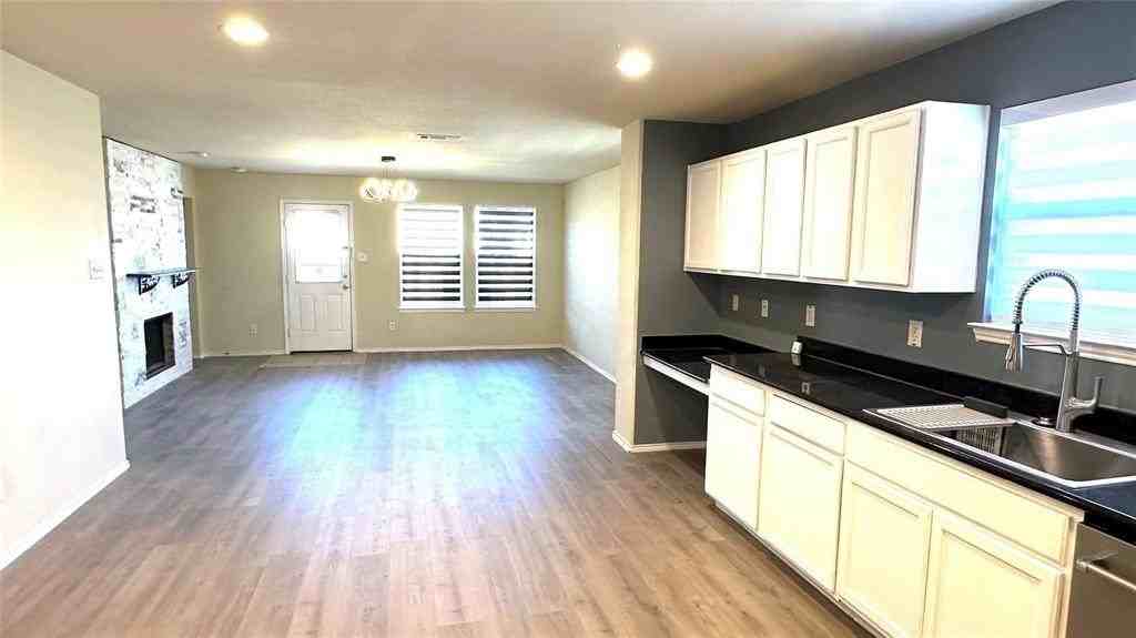 817 Lark Dr - Photo 4 of 26