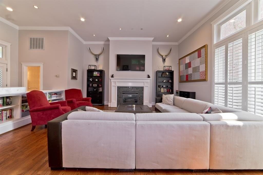2620 Thomas Ave - Photo 3 of 32