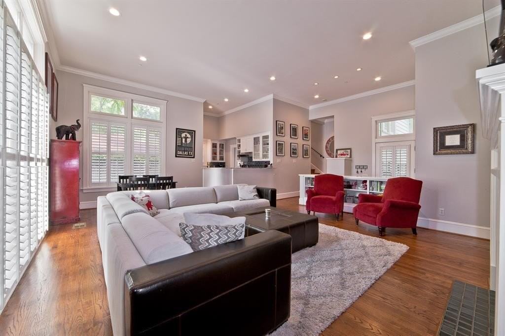 2620 Thomas Ave - Photo 4 of 32