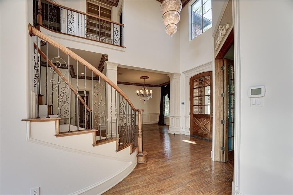 5004 Castle Creek Ct - Photo 3 of 37