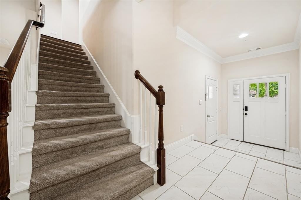 572 Waterloo Dr - Photo 4 of 25