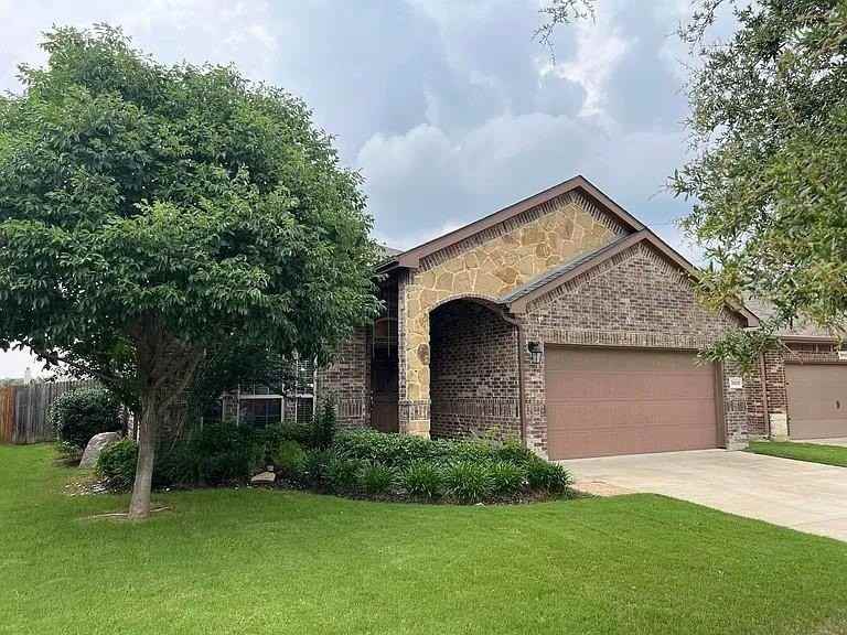 3020 Tamarack Ln - Photo 2 of 40