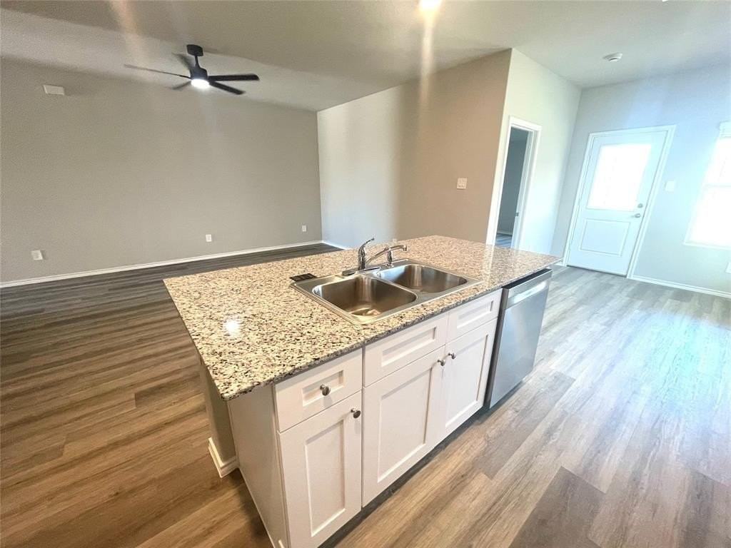5552 Rollins Dr - Photo 4 of 28