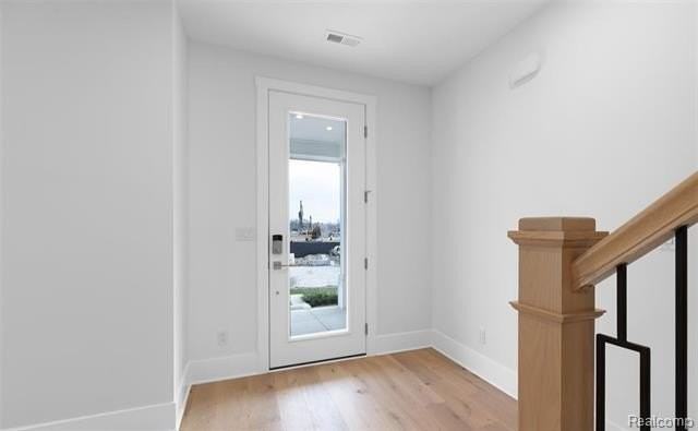 412 S Center St - Photo 4 of 31