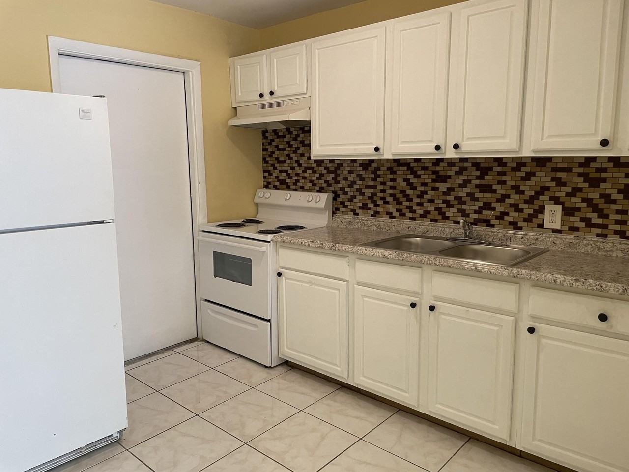 914 4th St #3 - Photo 3 of 6