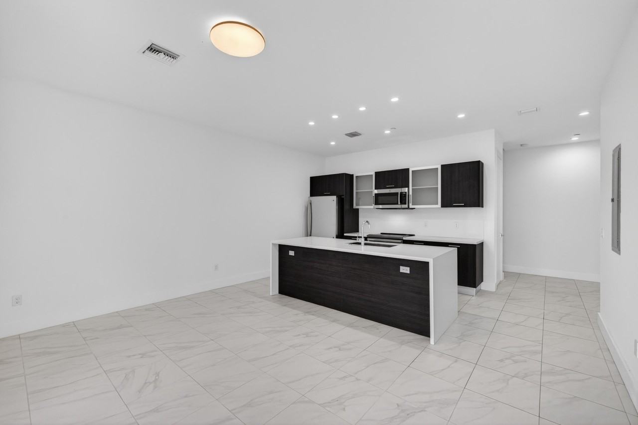 1044 Ne 18th Ave #203 - Photo 2 of 50