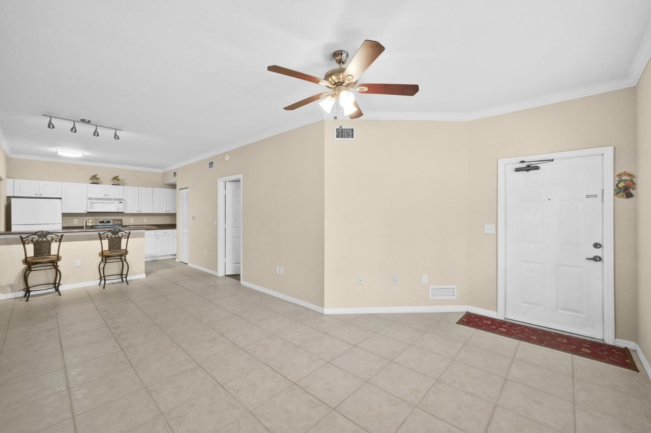 390 Se Rogers Ct - Photo 2 of 25