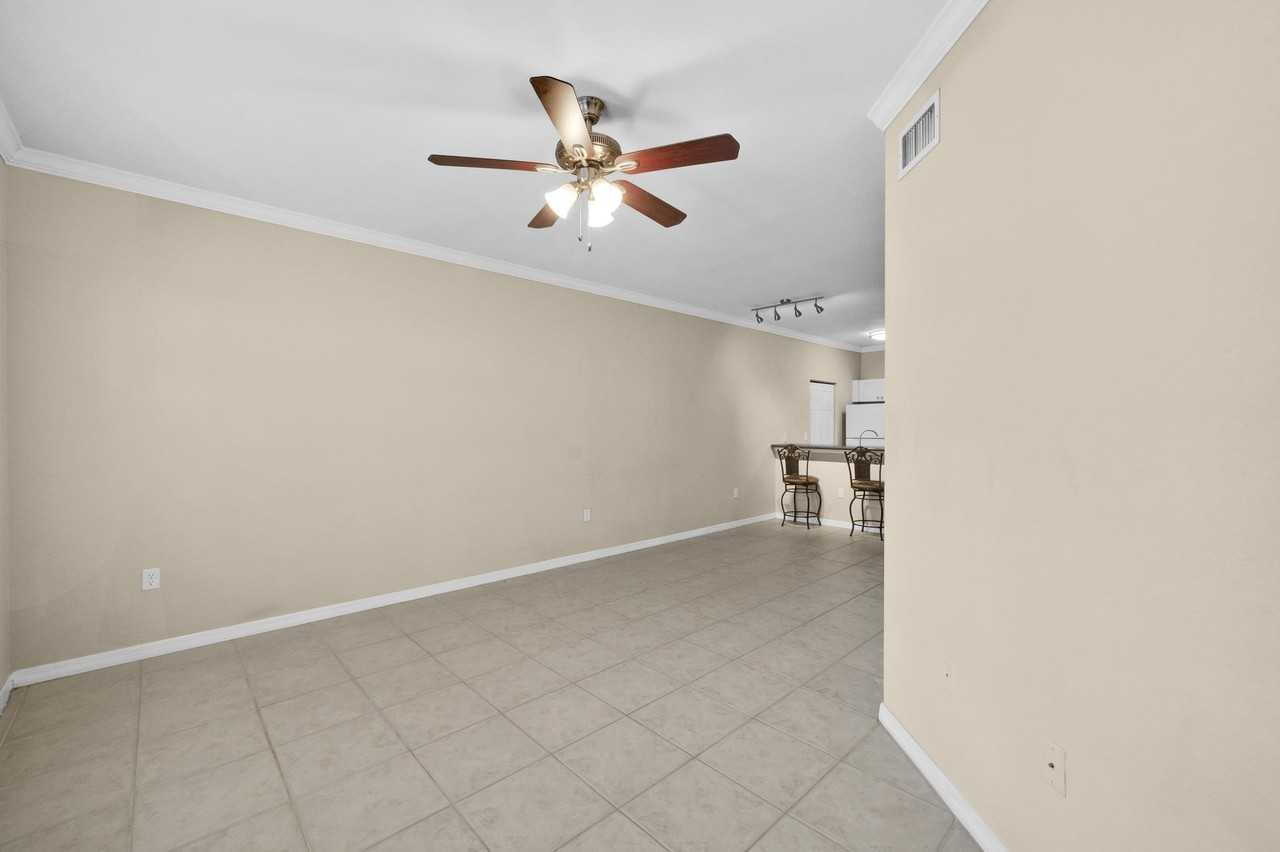 390 Se Rogers Ct - Photo 4 of 25