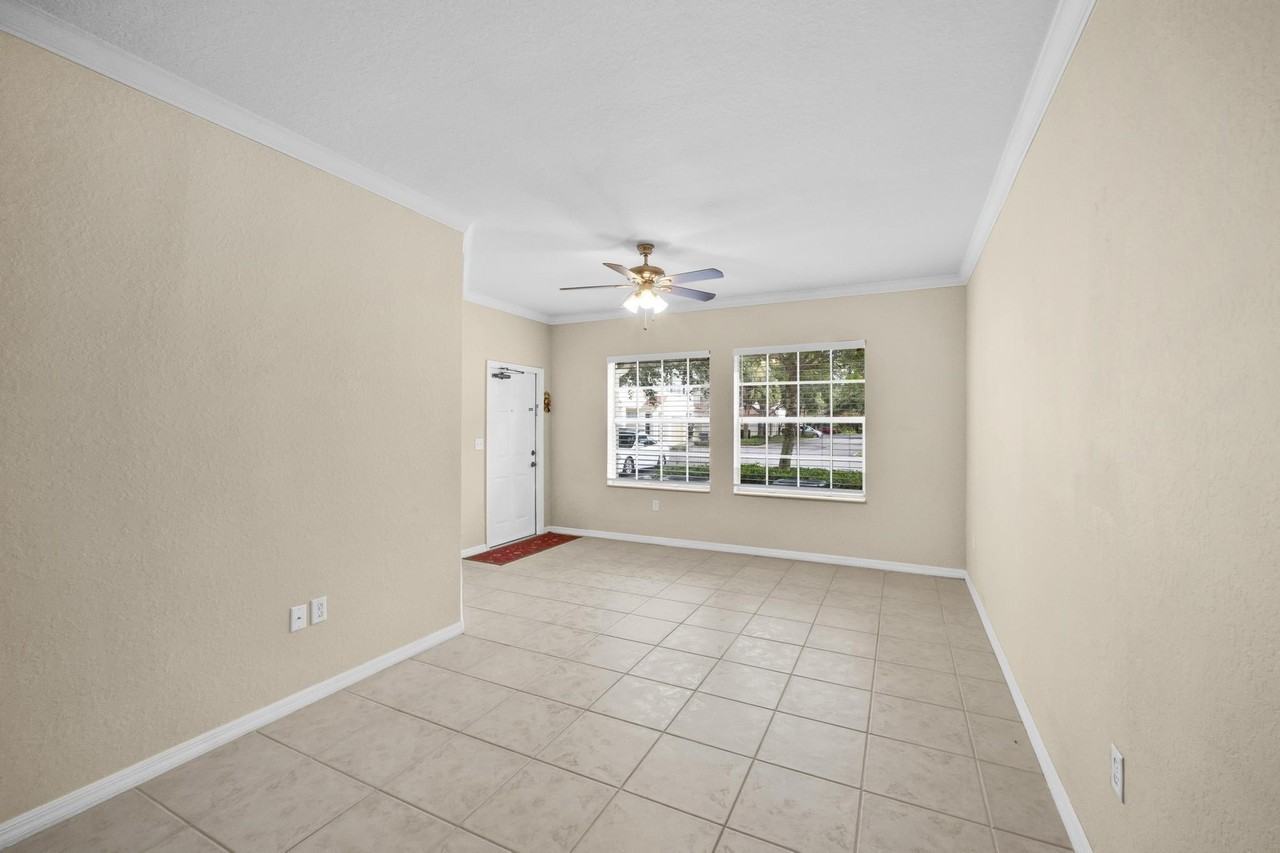 390 Se Rogers Ct - Photo 5 of 25
