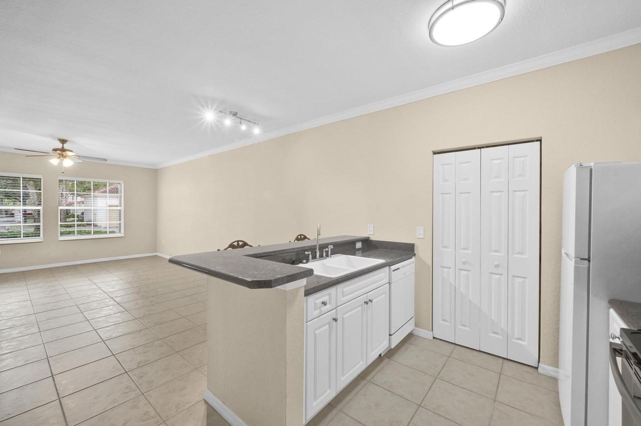 390 Se Rogers Ct - Photo 6 of 25