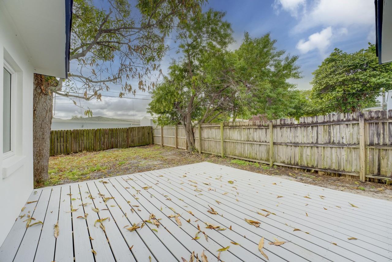 840 Bradley St - Photo 5 of 35