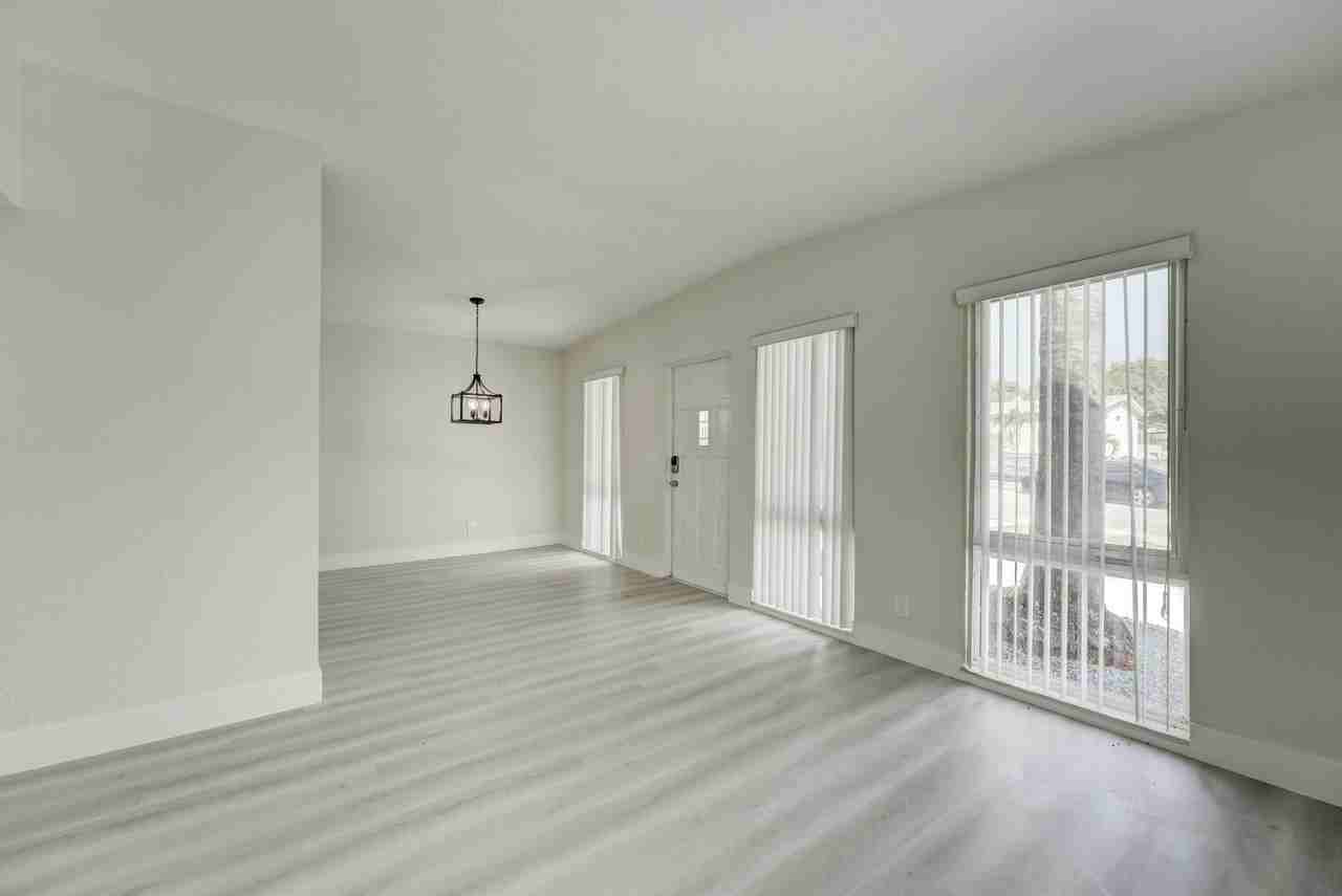 840 Bradley St - Photo 7 of 35