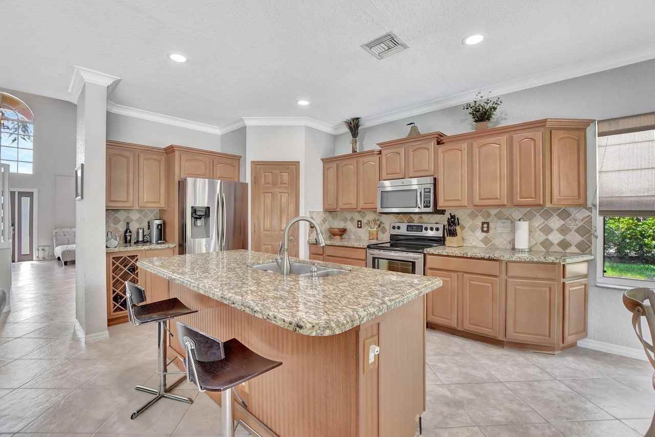 21783 Philmont Ct - Photo 7 of 31