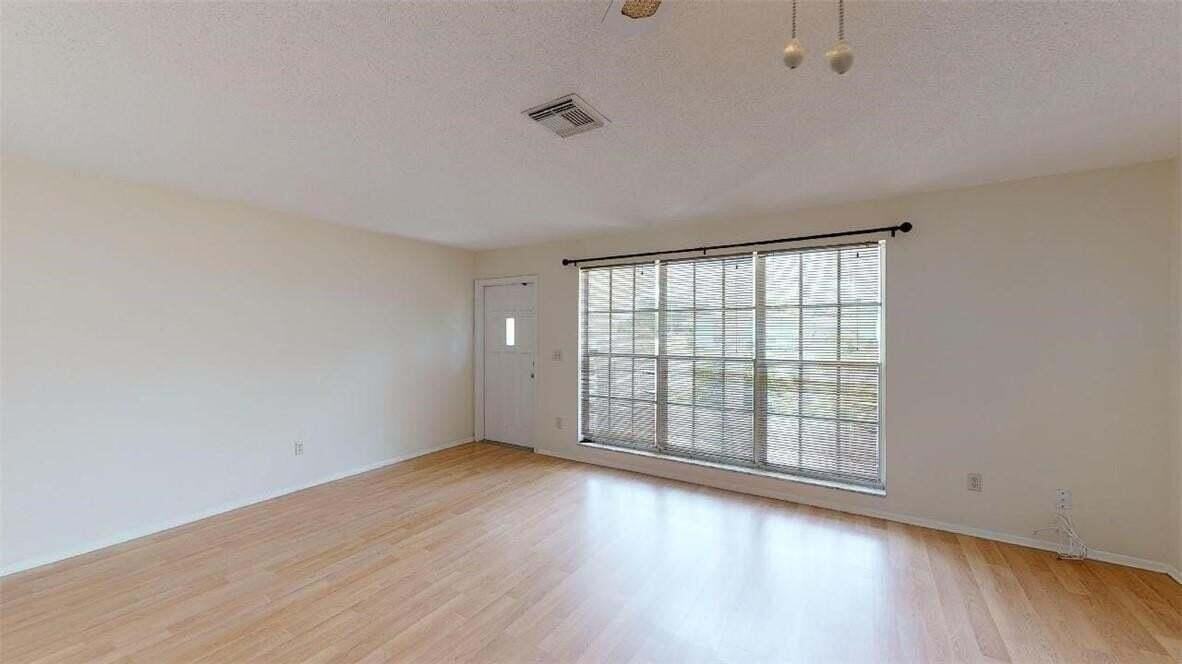 201 Ne Midfield Ln - Photo 6 of 29