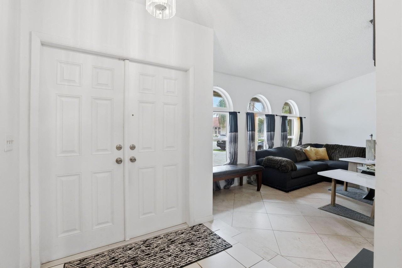 2171 Nw 76th Ave - Photo 3 of 34