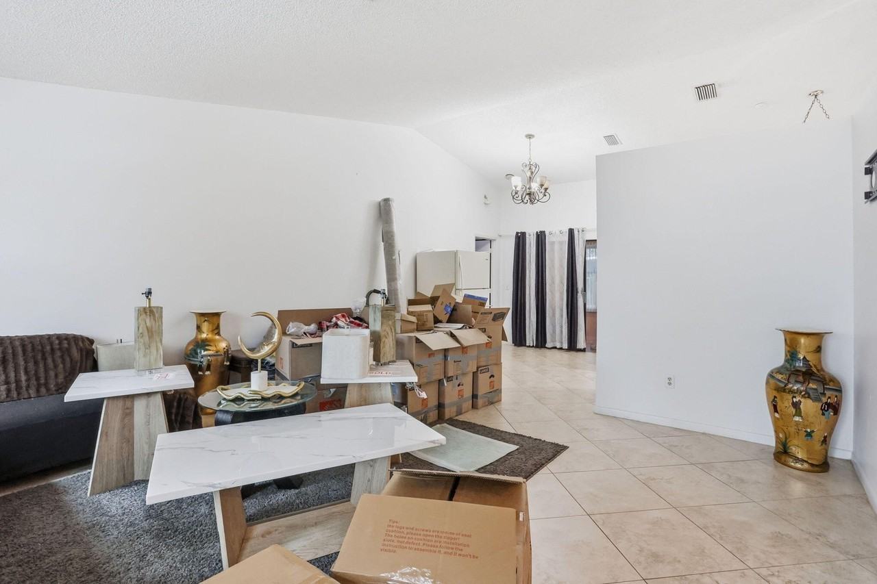 2171 Nw 76th Ave - Photo 4 of 34