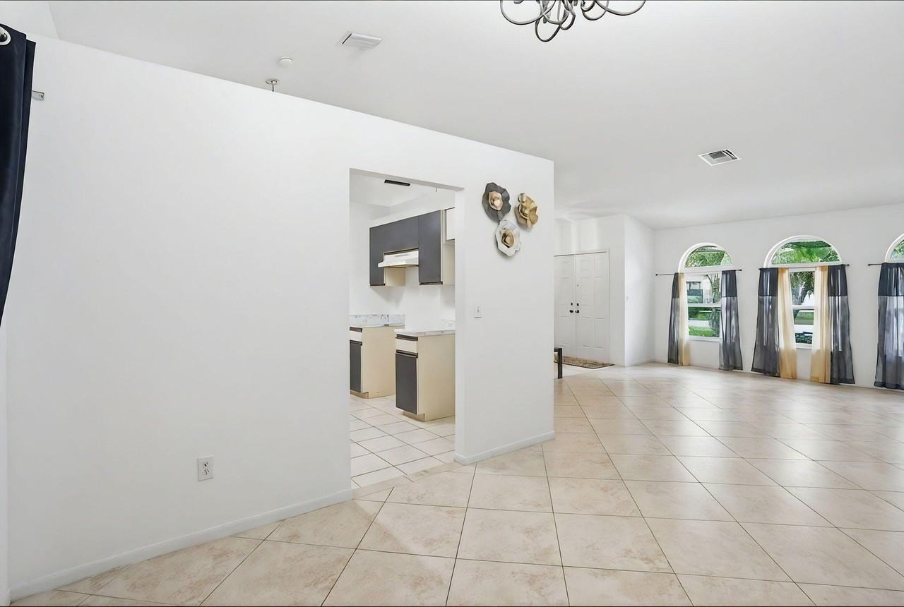 2171 Nw 76th Ave - Photo 7 of 34