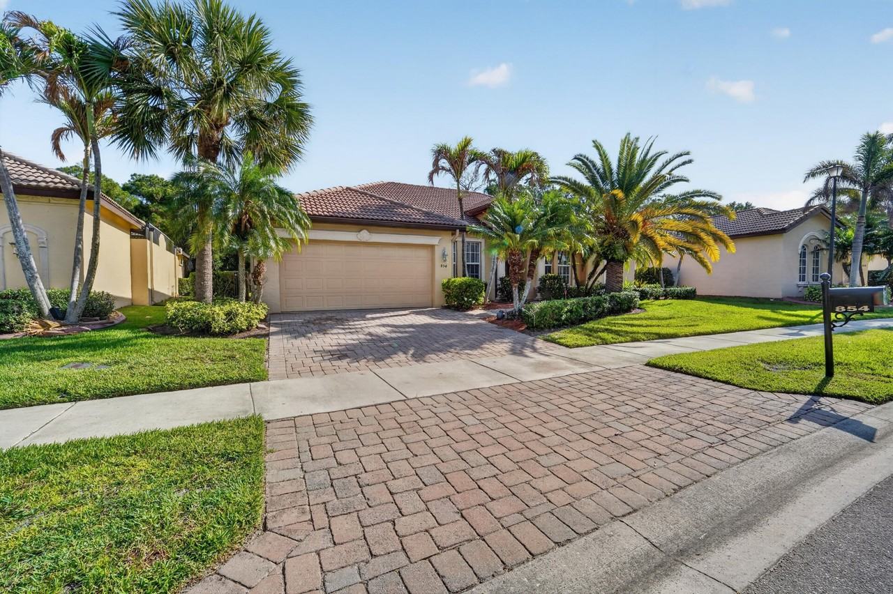 854 Sw Saint Tropez Ct - Photo 2 of 30