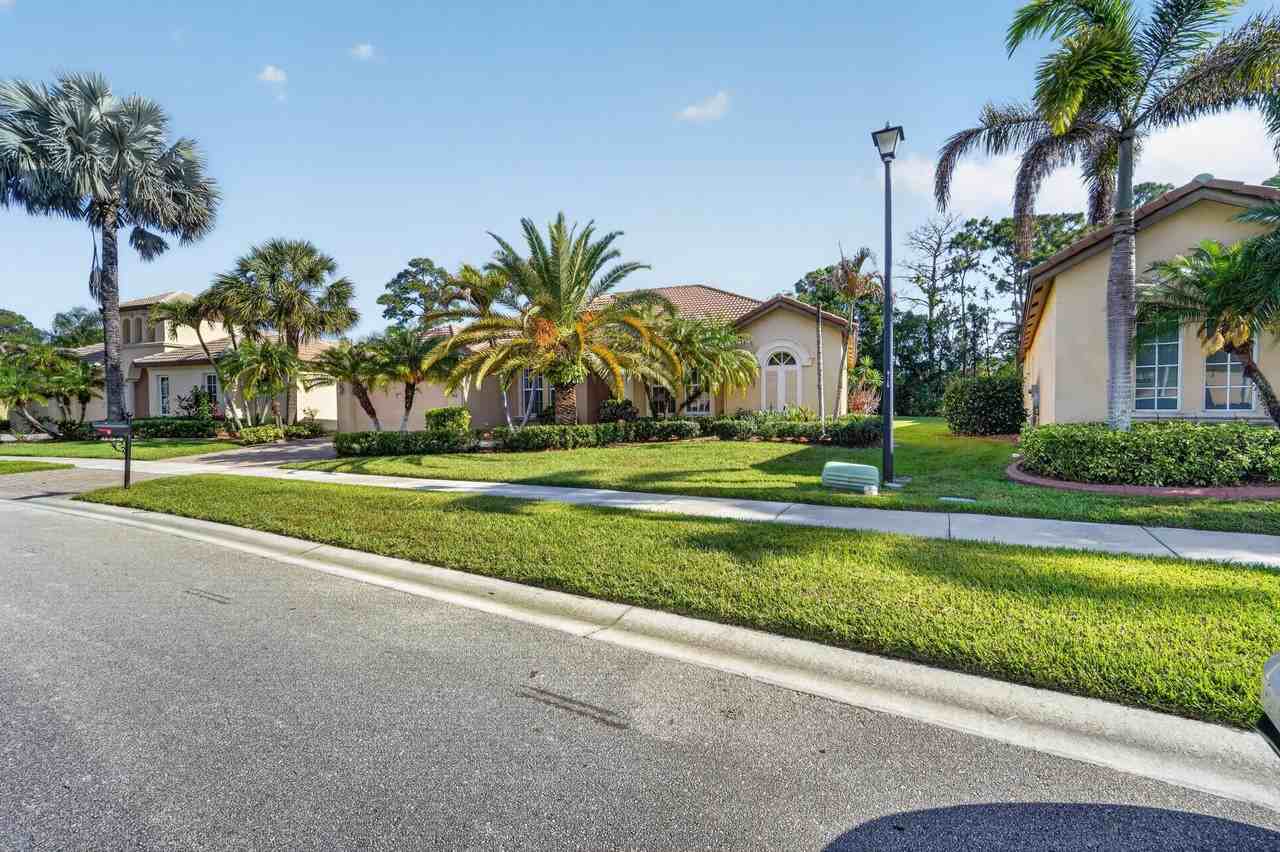 854 Sw Saint Tropez Ct - Photo 3 of 30