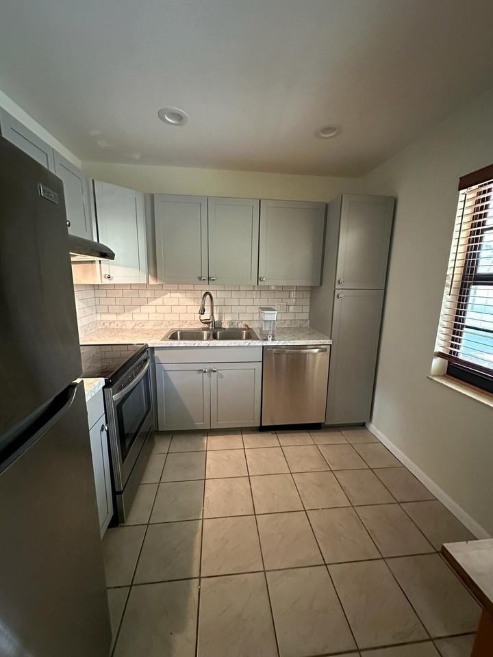 132 S Cypress Rd #523 - Photo 4 of 18