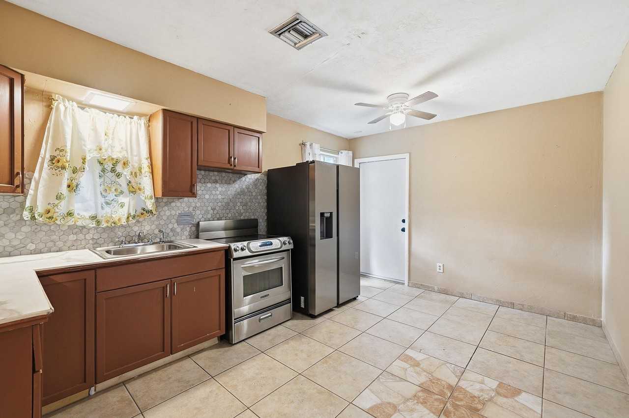 2130 Sw 67th Ave #A - Photo 4 of 10