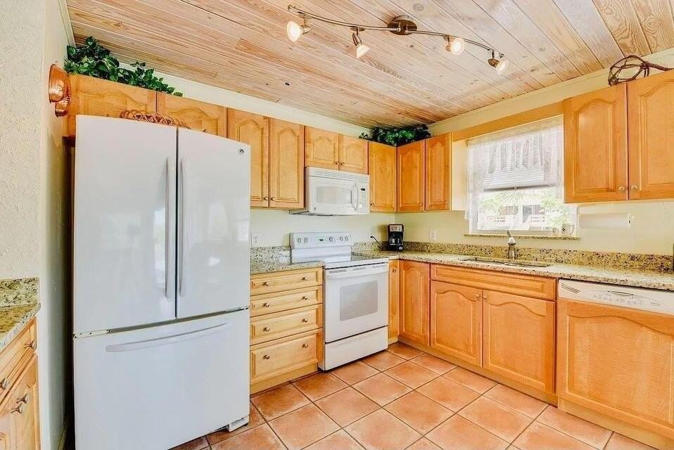 1540 Lantana Ln - Photo 4 of 13