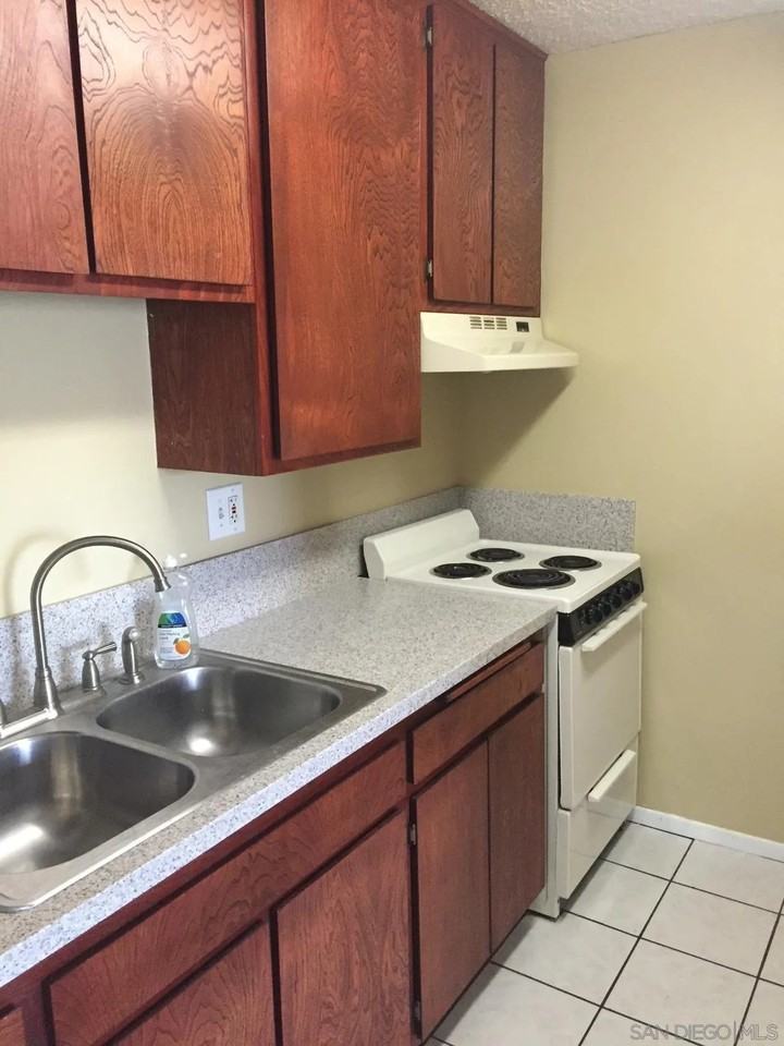 1645 Emerald St #2I - Photo 3 of 12