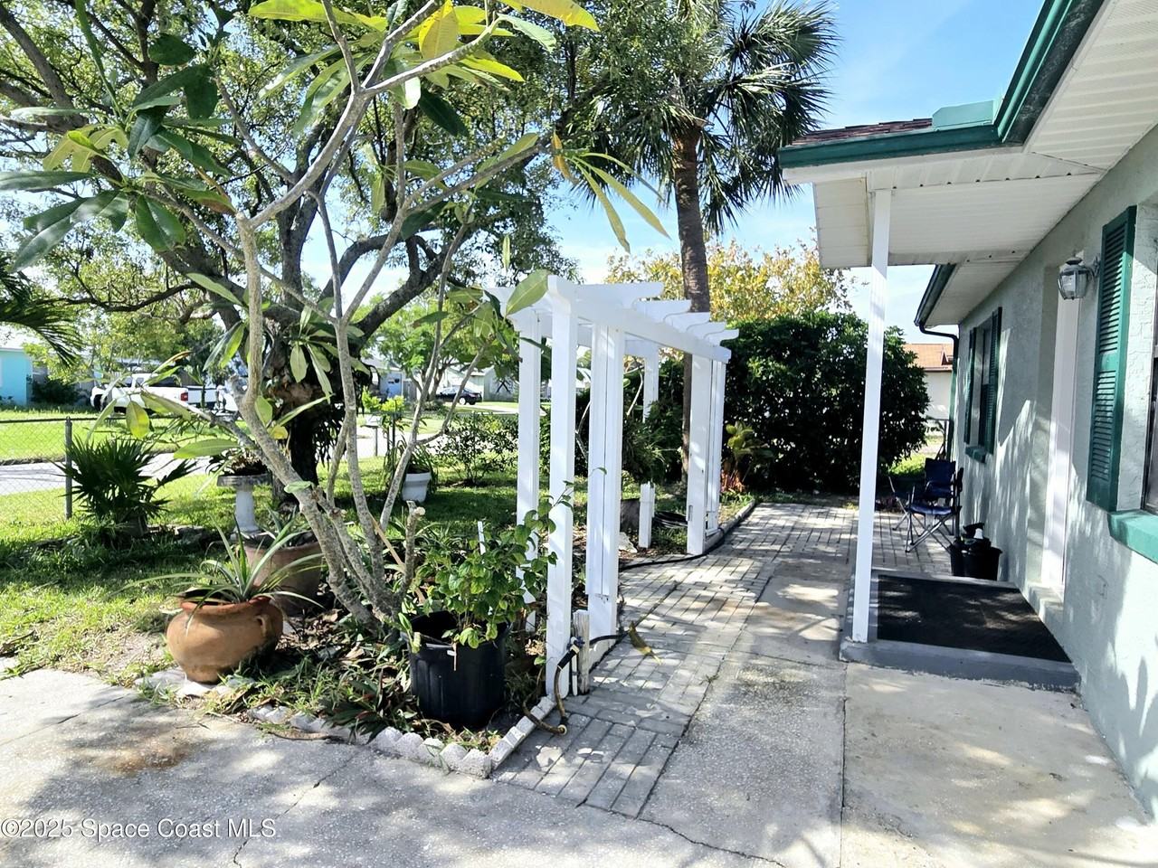484 Poinciana Dr - Photo 2 of 43