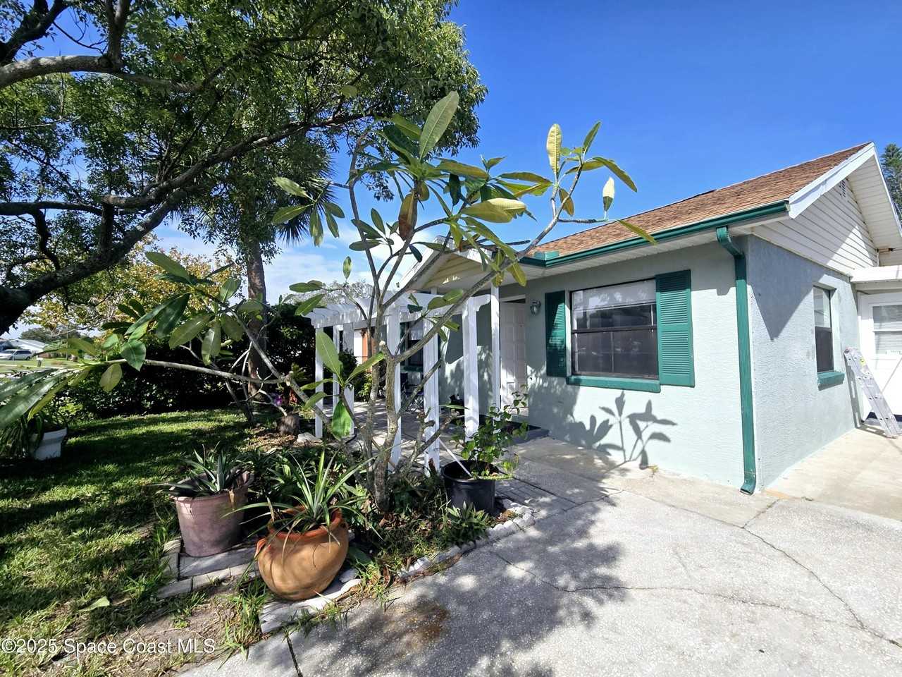 484 Poinciana Dr - Photo 3 of 43