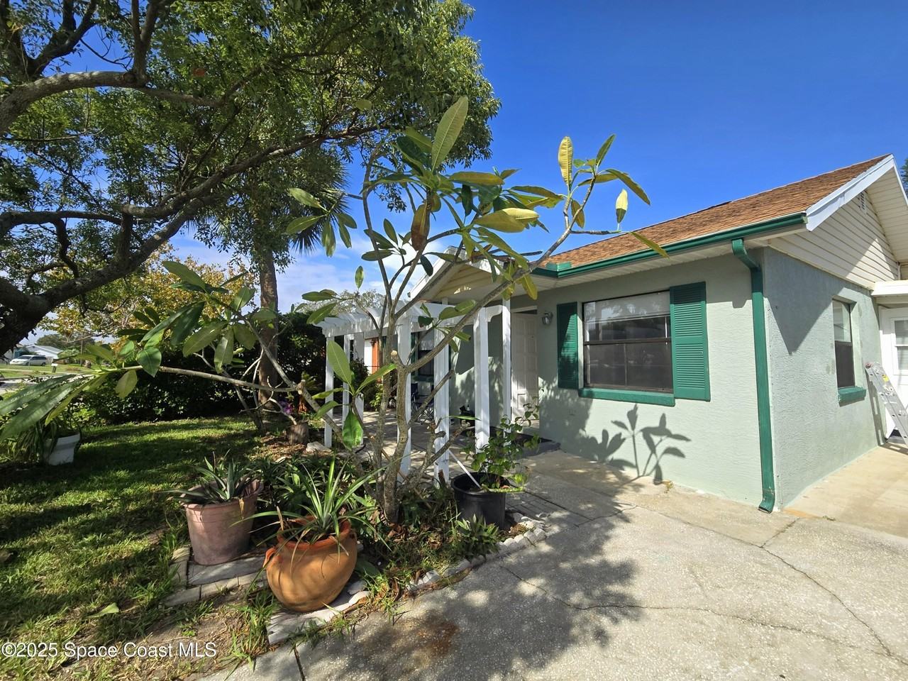 484 Poinciana Dr - Photo 4 of 43