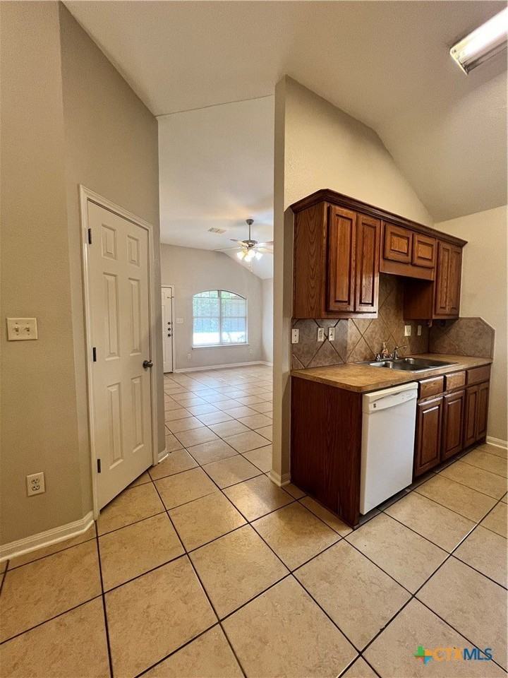 607 Olaf Dr - Photo 5 of 17