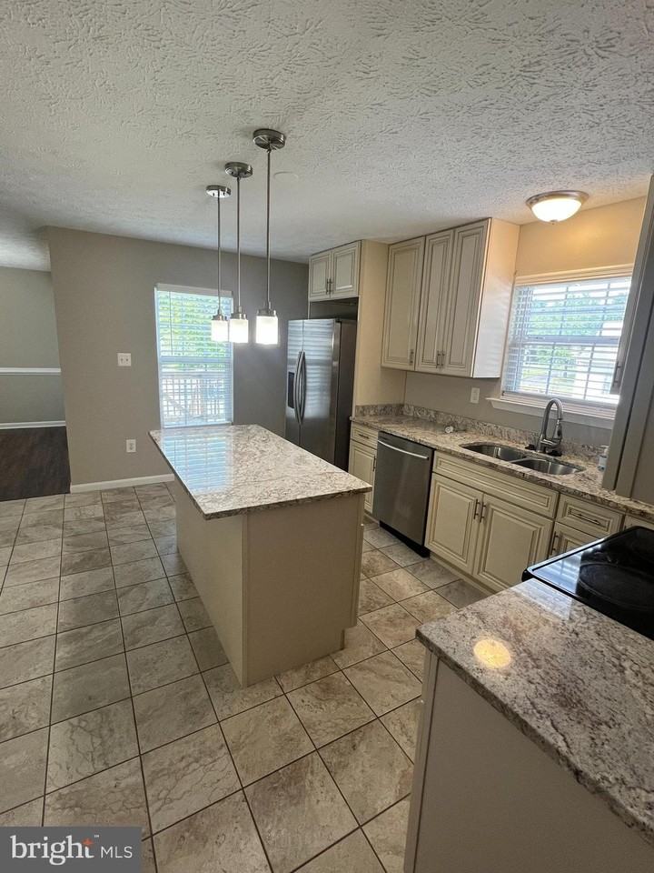 10886 Moore St - Photo 7 of 20
