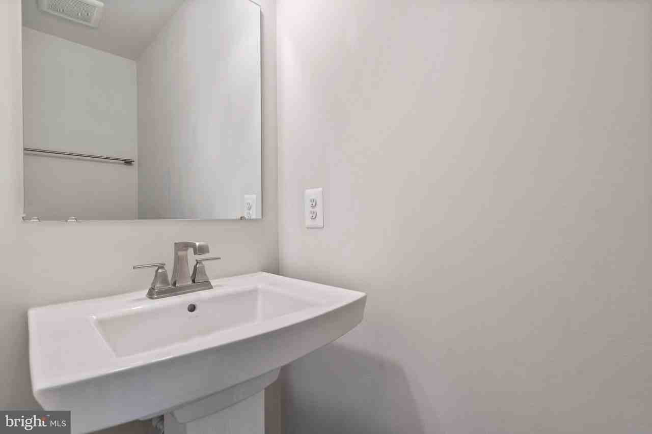 5936 Etterbeek St - Photo 4 of 31