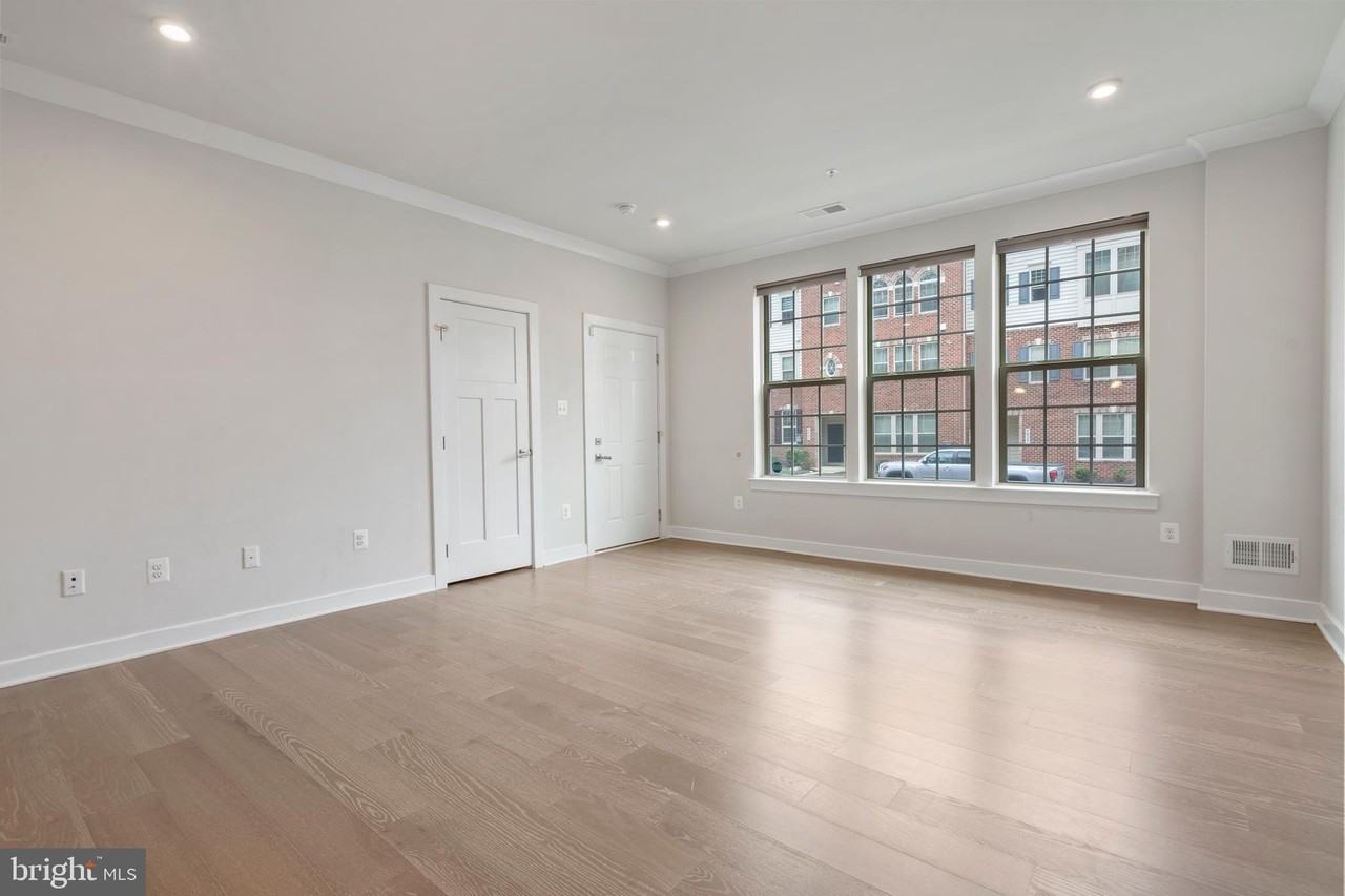 5936 Etterbeek St - Photo 7 of 31