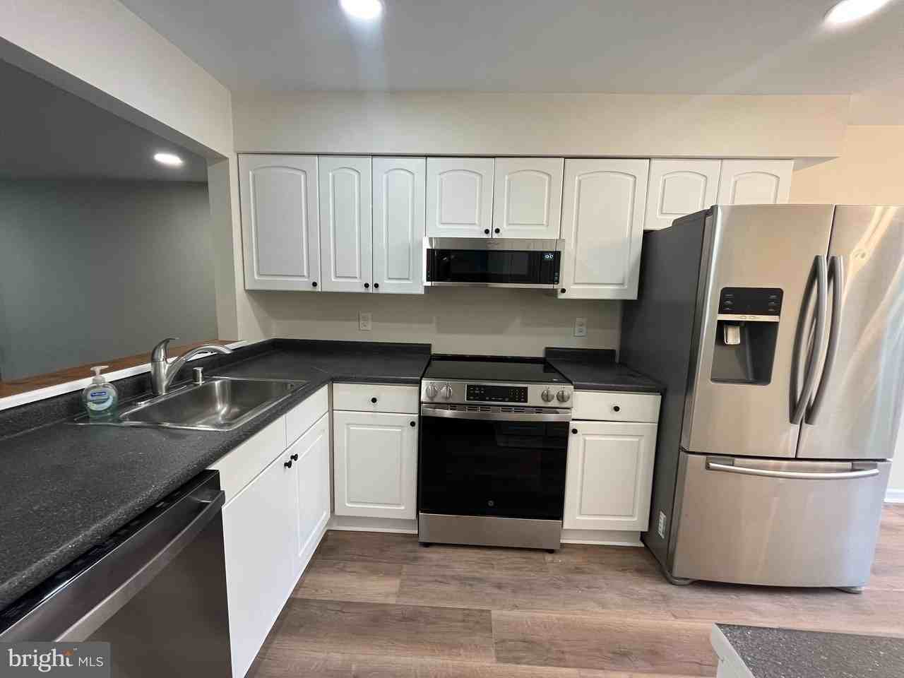 21 Pickering Ct #21-101 - Photo 5 of 9