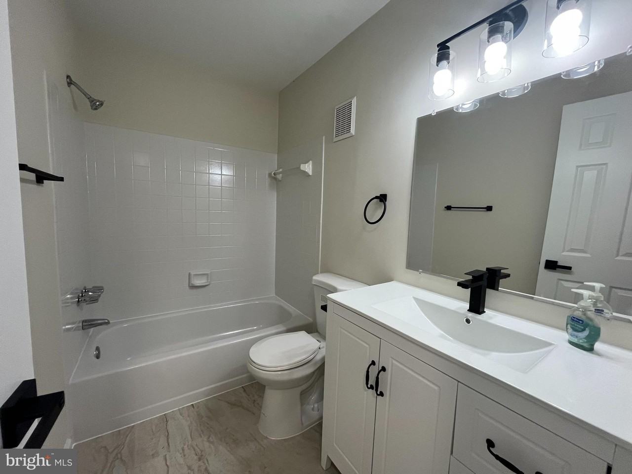 21 Pickering Ct #21-101 - Photo 6 of 9