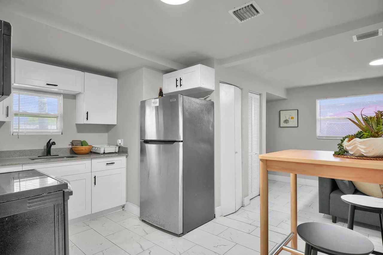 2211 Nw 82nd St - Photo 6 of 8